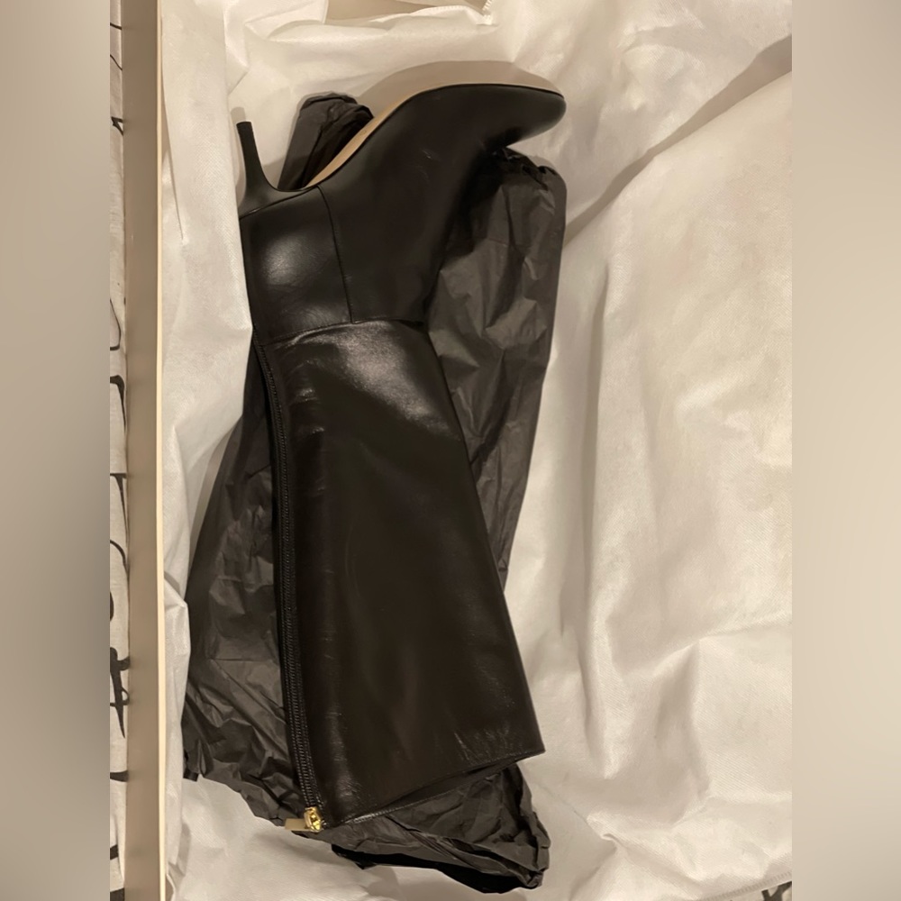 These beautiful brand new Jimmy Choo have never been worn.